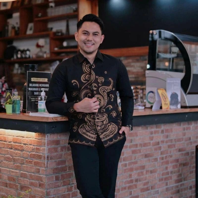 Kemeja Batik Pria Motif Kopi